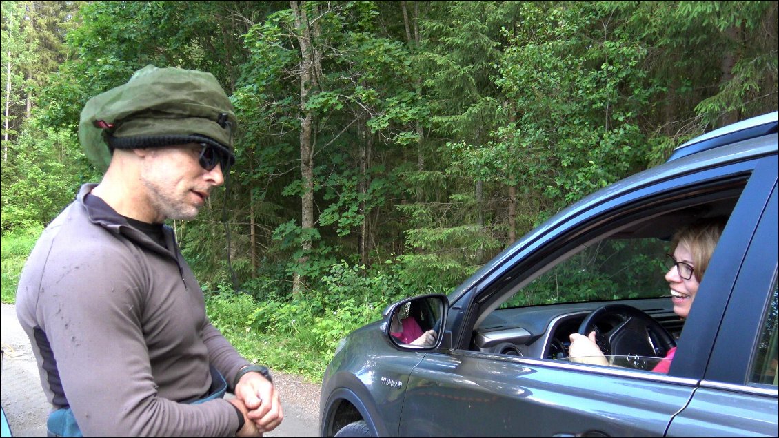C'est alors qu'une voiture freine devant notre carnage et que la vitre s'ouvre, et pendant que les moustiques envahissent l'habitacle, la femme nous fait comprendre qu'elle va bientôt repasser par là et nous aider, pourtant nous n'avons rien demandé !