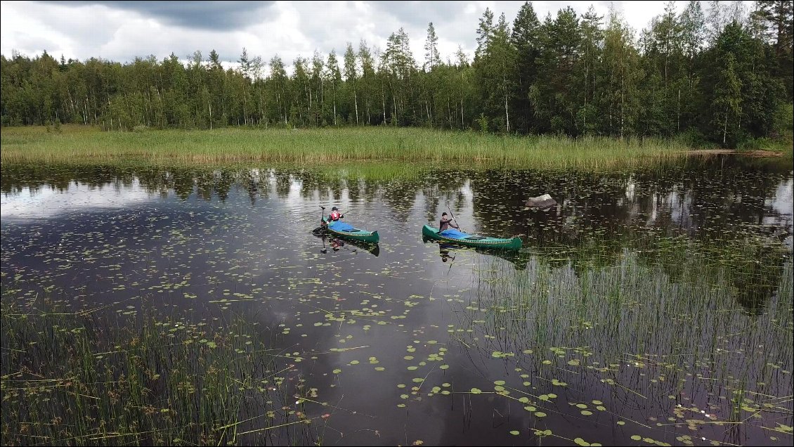 Une journée de repos pour une journée interminable de navigation, c'est le rythme que nous avons établi depuis des années et que nous tentons de respecter autant que possible, tellement il nous corresponds. Le moteur ne sert plus à rien, tu découvres ta capacité de pagayer et tu souhaites te mesurer à toi-même.