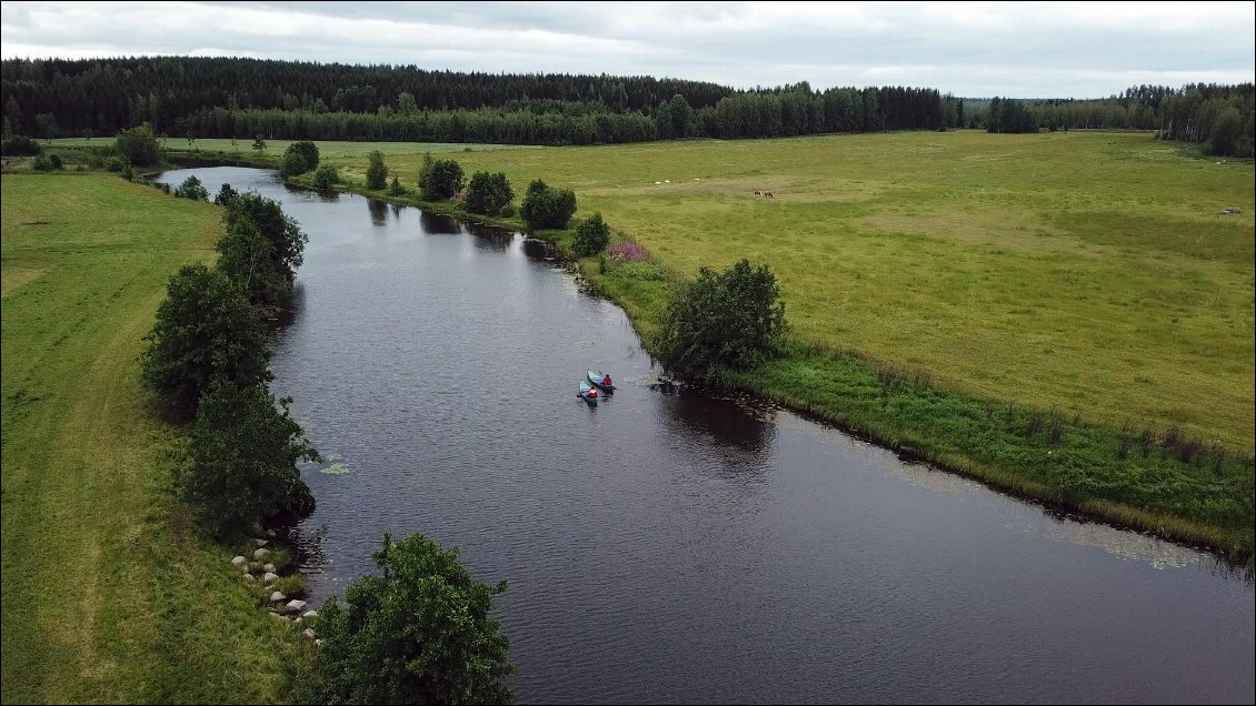 J'entends ma fille me dire que descendre cette rivière c'est le bonheur, pour un père c'est jubilatoire, mais je me dois de lui rappeler que nous allons bientôt traverser les grands lacs et que les conditions météos peuvent y devenir dangereuses.