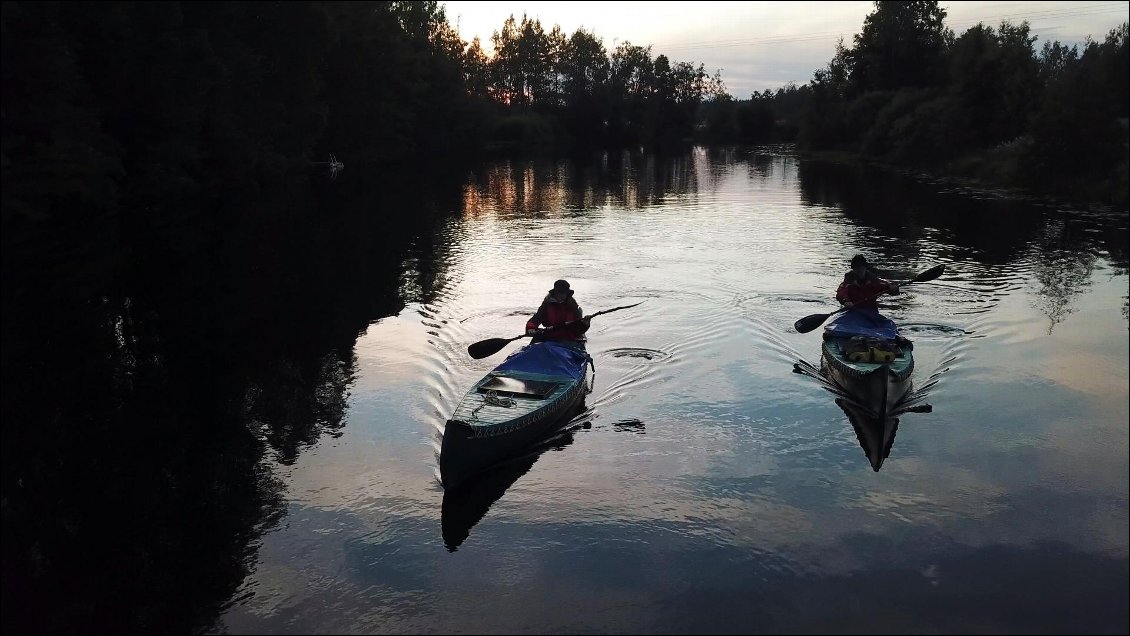 La journée se conclue juste avant l'entrée sur un lac que je n'ai pas envie de traverser. L'idée d'une bonne soupe dans la tente me torture d'envie, alors je te transmet cet irrésistible sentiment que tu adoptes sans broncher !