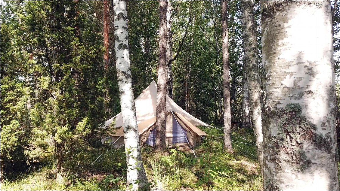 La tente est plantée non loin d'un bâtiment qui se trouve au bout du bout, d'une sorte de péninsule.