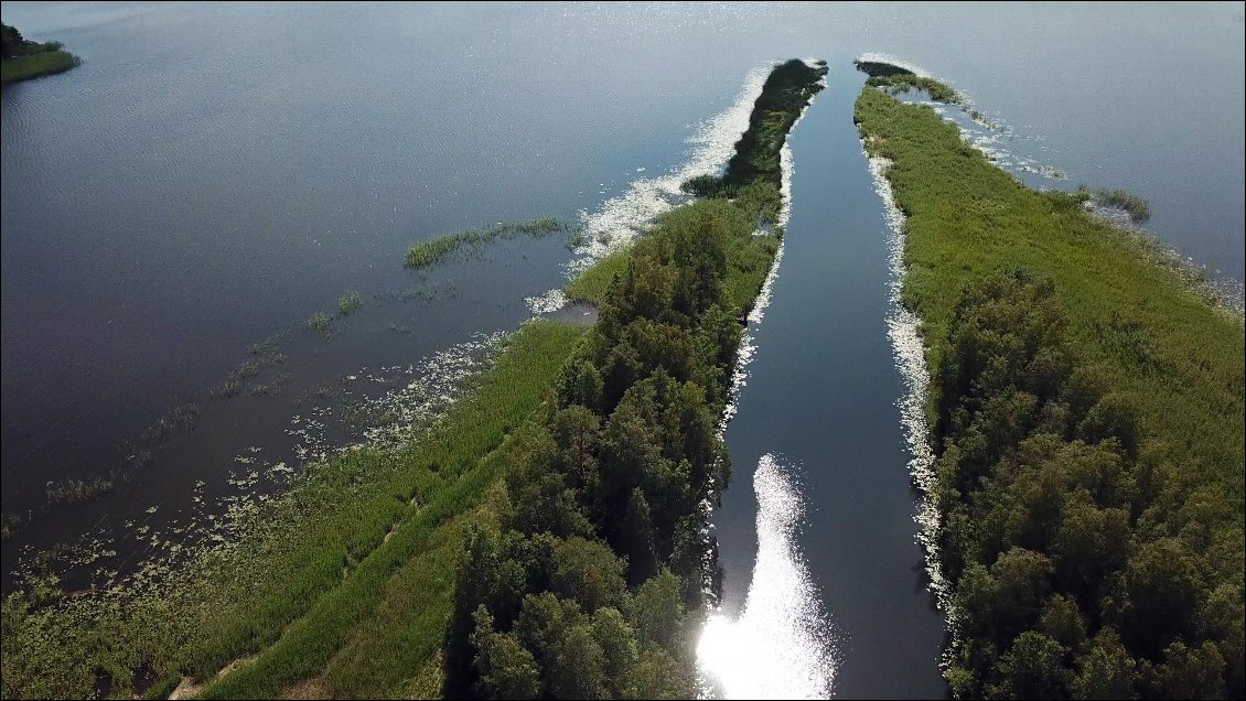 C'est peut-être aussi une manière de défier la gentillesse de gens qui seraient susceptibles de nous déloger !
Les finlandais sont des gens si paisibles, qu'ils sont parfaitement capables de tolérer cela juste pour une journée.
