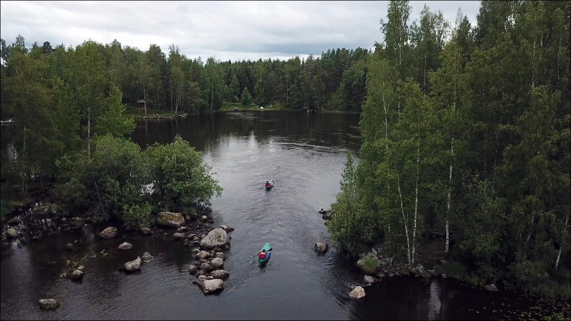 La rivière nous porte durant toute la matinée dans un grisaille qui perdure depuis quelques jours.