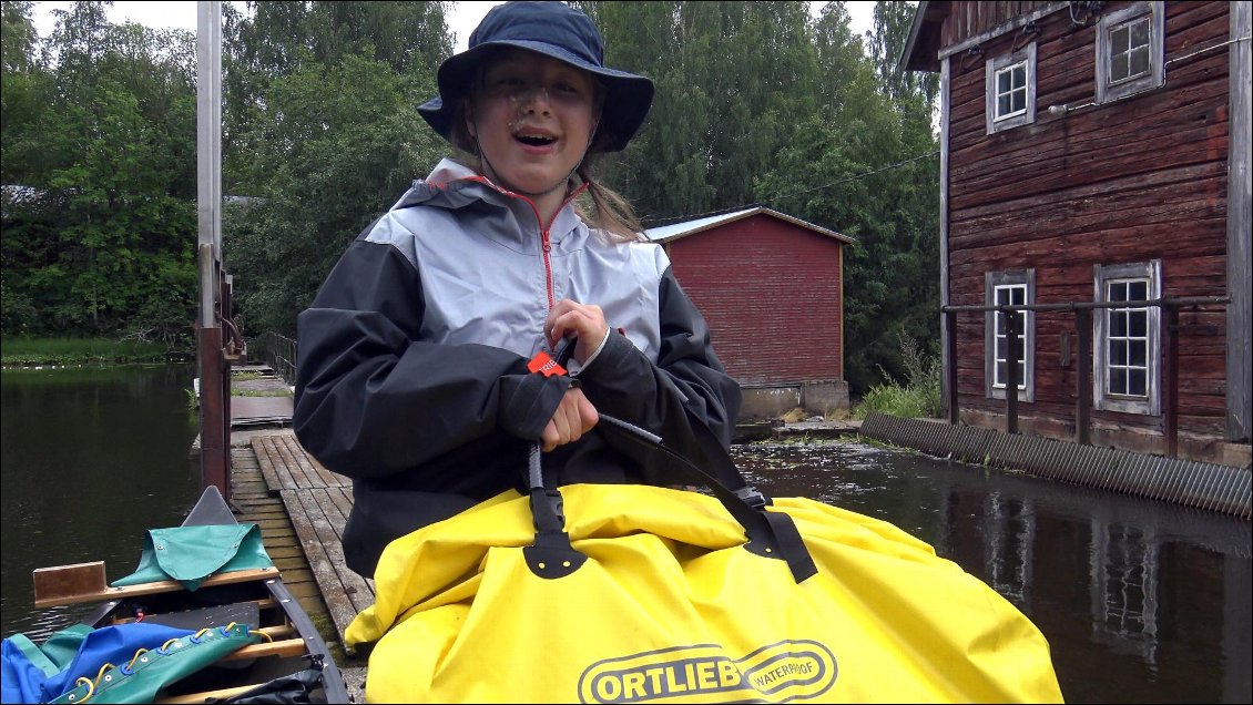 Par contre, Amélie va devoir porter ses sacs et tout le contenu de son canoë.
Je ne suis pas là pour la soustraire des efforts dont elle est capable à son age.
3 à 4 fois par jour, il faut encore continuer de protéger ta peau avec de la crème hydratante.