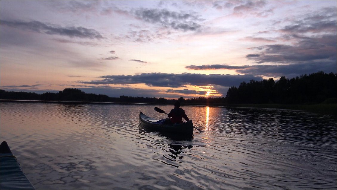 Nous entreprenons de rejoindre un bivouac sur le lac Paijanne, parce que nous savons que ce choix va nous laver la tète et nous faire admettre la perte du drone.