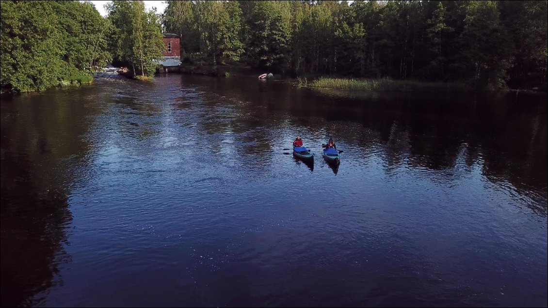 Mais le pire va surgir puisque c'est juste après la prochaine image que nous allons perdre le drone. Il a percuté un arbre et nous l'avons regardé tomber dans l'eau, si proche de la rive qu'il nous semblait évident de le retrouver.