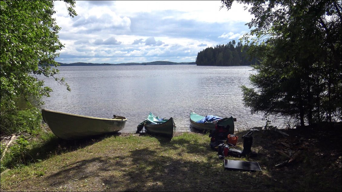 Nous n'avons pas su donner à cette journée un autre intérêt que celui de se rapprocher d'un objectif.
Le bivouac est infesté de moustiques, c'est la terminaison d'un chemin au bord de l'eau, il y a des maisons partout et comme nous naviguons entre deux rives un peu escarpées, il n'est pas difficile de constater que nous n'avons pas d'autre choix.