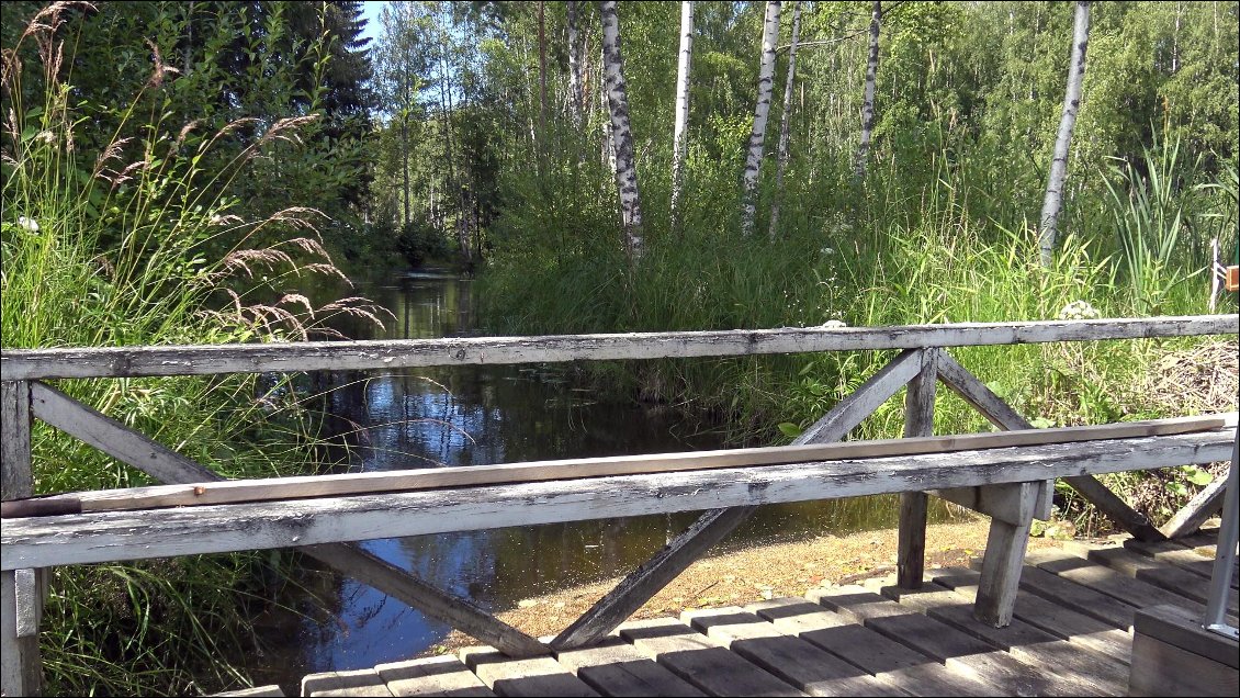 Arrivés à 200 mètres de la fin du raccourci qui nous permet de rejoindre Paijanne, personne n'en croit ses yeux : Quelqu'un à obstrué le passage avec une passerelle qui ne mène nulle part.