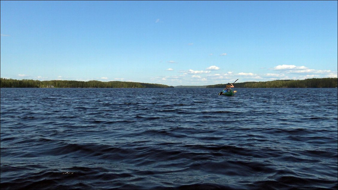 Nous récupérons un lac qui va nous mener à une autre rivière, tout s’enchaîne pendant que la distance s'instaure.