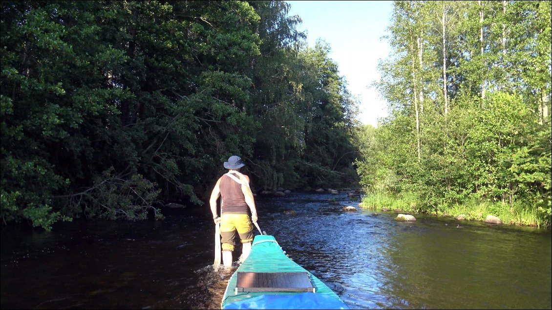 Nous arrivons vers 22 heures au depart d'une petite rivière qu'il faut traverser durant 600 mètres à contre courant.
Si petite, que la carte n'indique aucun barrage.
