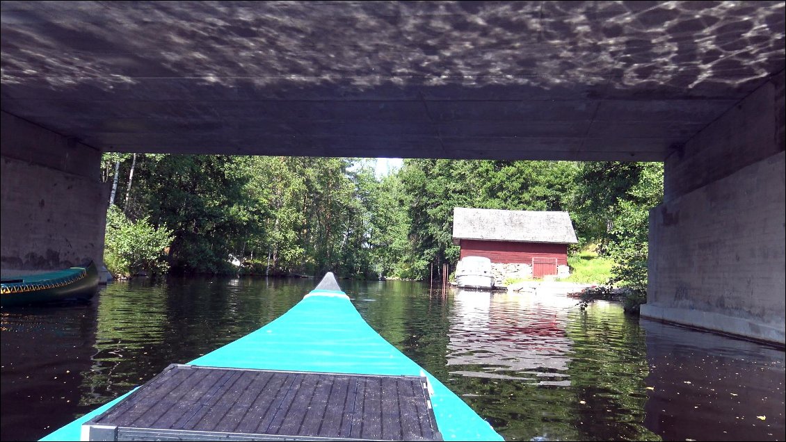 La Lumière reflète sous les ponts et crée une ambiance psychédélique.