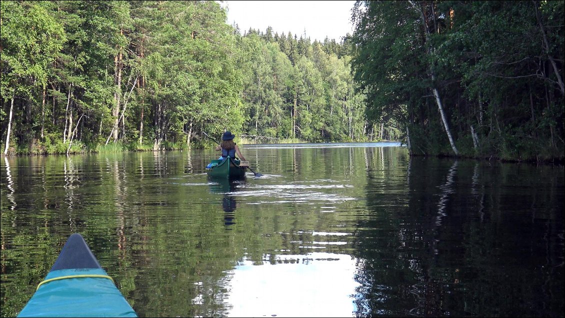 La plupart du temps nous restons dans les canoës pour faire nos pauses casse croûte à l'ombre. Nos places à genoux sont vraiment confortables et il n'y a que le besoin d'uriner qui nous en déloge.