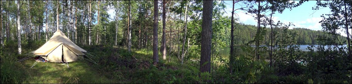 Pas le temps de faire des images du portage, il est déjà 23 heures quand nous commençons à porter, nous dénichons à l'endroit espéré un bivouac de vagabonds sur un chemin forestier. La tente est posée vers deux heures du matin sur les traces des engins qui viennent débiter le bois et qui laissent de véritables créneaux dans le sol !