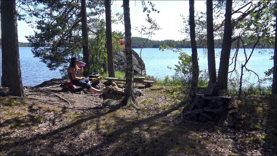 Un petit portage nous attends en fin de journée. Nous faisons plusieurs pauses durant la navigation uniquement à cause du manque de nuages, censés nous permettre de profiter de l'ombre.