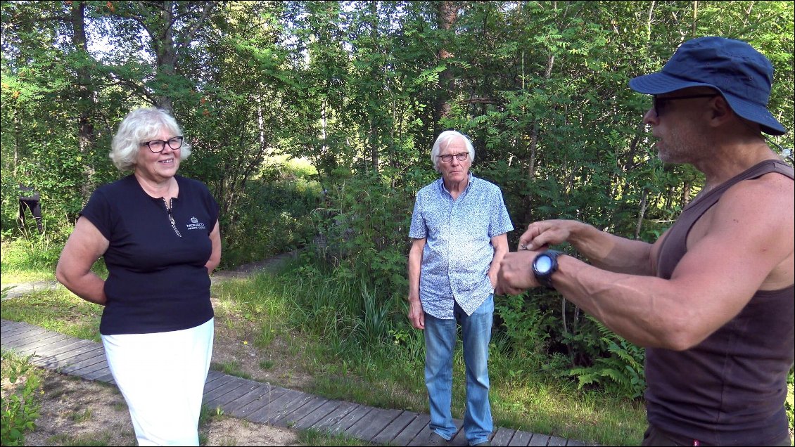 En ces temps de canicule l’accueil est tout de même un peu froid, alors je prends le temps d'expliquer pourquoi nous avons osé accoster sur un terrain privé, sur lequel trône un sauna.