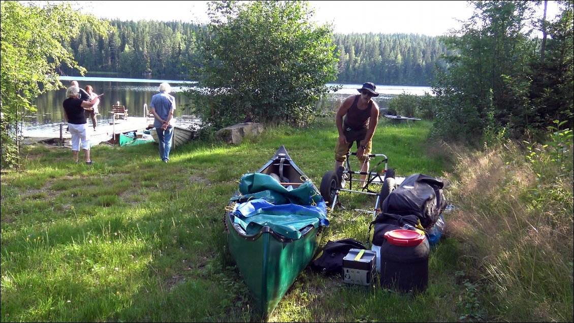 Ils se rendent compte que leurs amis paraissent vexés, alors ils partent les rejoindre, il nous faut encore monter les canoës sur les chariots et préparer notre portage.