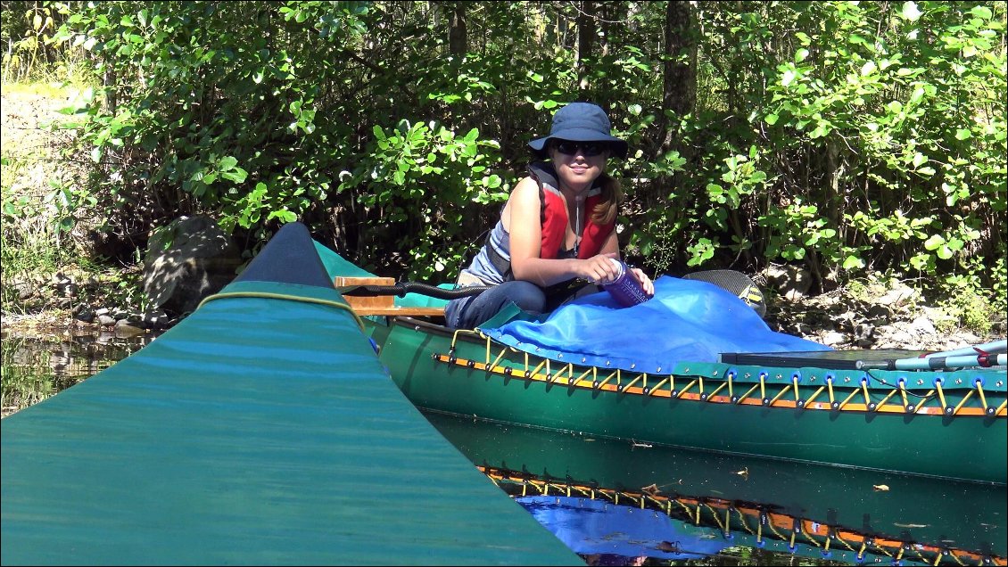 C'est reparti pour une journée ensoleillée et épanouissante. C'est une navigation de 35 kilomètres qui va nous mener au depart d'un portage pour rejoindre la lac Saimaa. Amélie pagaie aussi à genoux mais à chaque pause c'est l'occasion de se détendre les articulations.