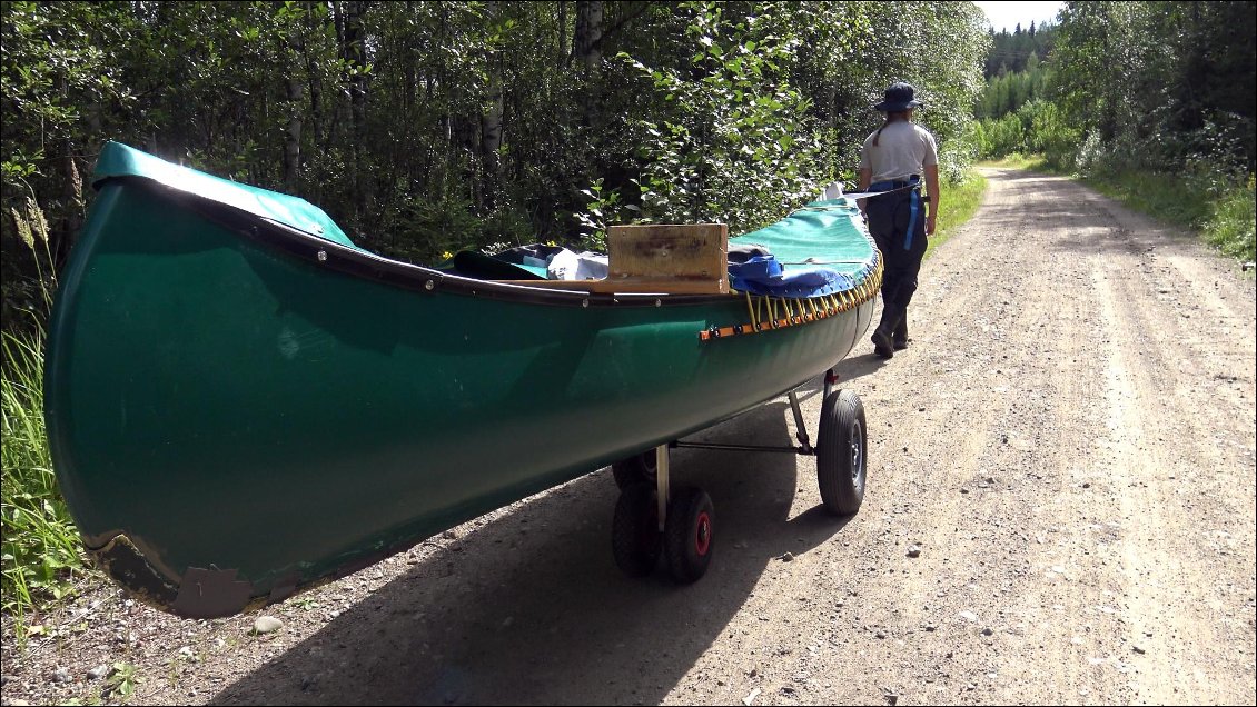 En route pour un portage de 10 kilomètres. Les quatre roues sont mises en place pour effacer le balancement du canoë qui devient vite insupportable.