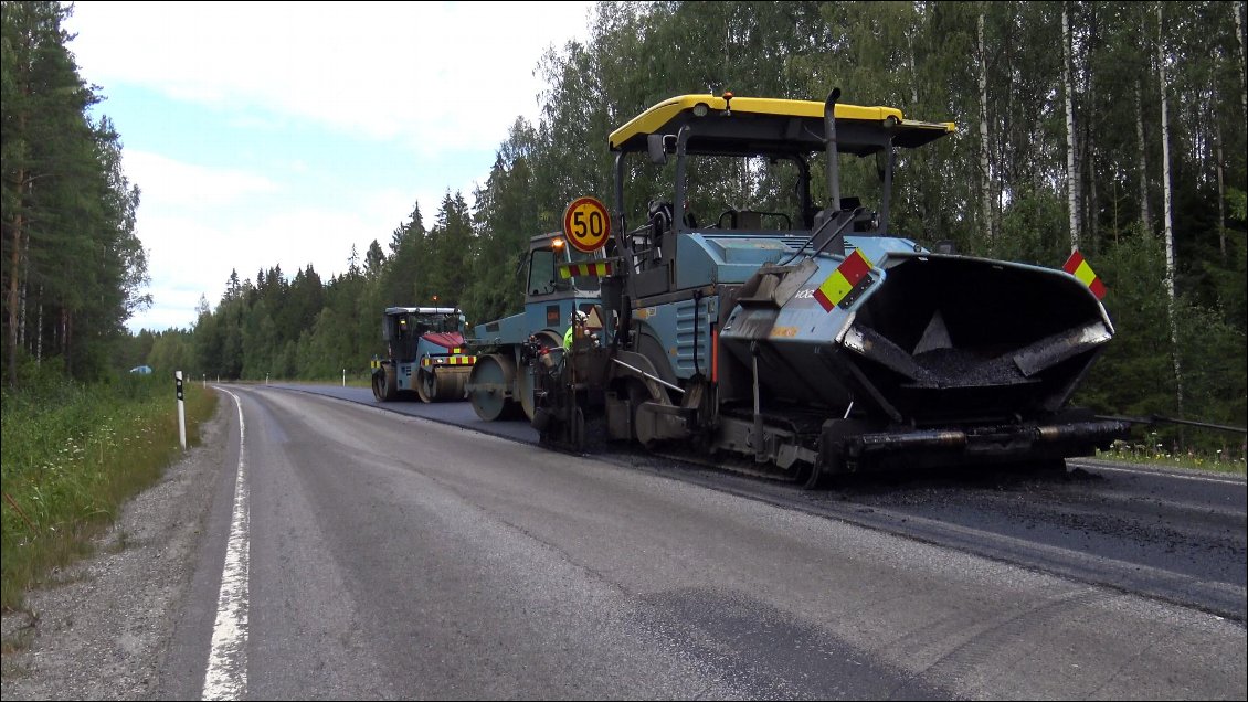 La route est en travaux et c'est carrément un nouvel enrobé qui est posé ! L'odeur est malsaine, chaude, et collante.