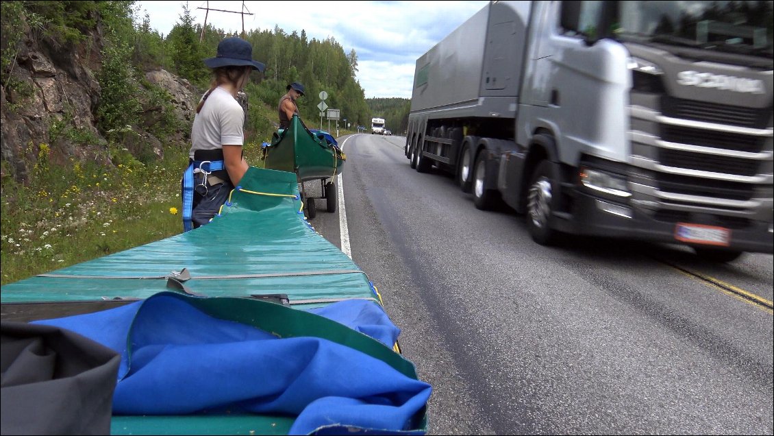 Les camions s’enchaînent et ils nous rafalent de poussière et d'un sentiment agressif particulièrement désagréable.
Le vacarme et l'odeur nous dégoûtent d’êtres passés par là !