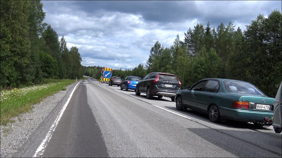 L'explication c'est que la route est en circulation alternée, nous passons devant les automobilistes à l’arrêt, qui pour certains nous filment quand d'autres nous regardent interloqués. Nous recevons tout de même une majorité de saluts de la main et des sourires qui semblent vouloir nous encourager.