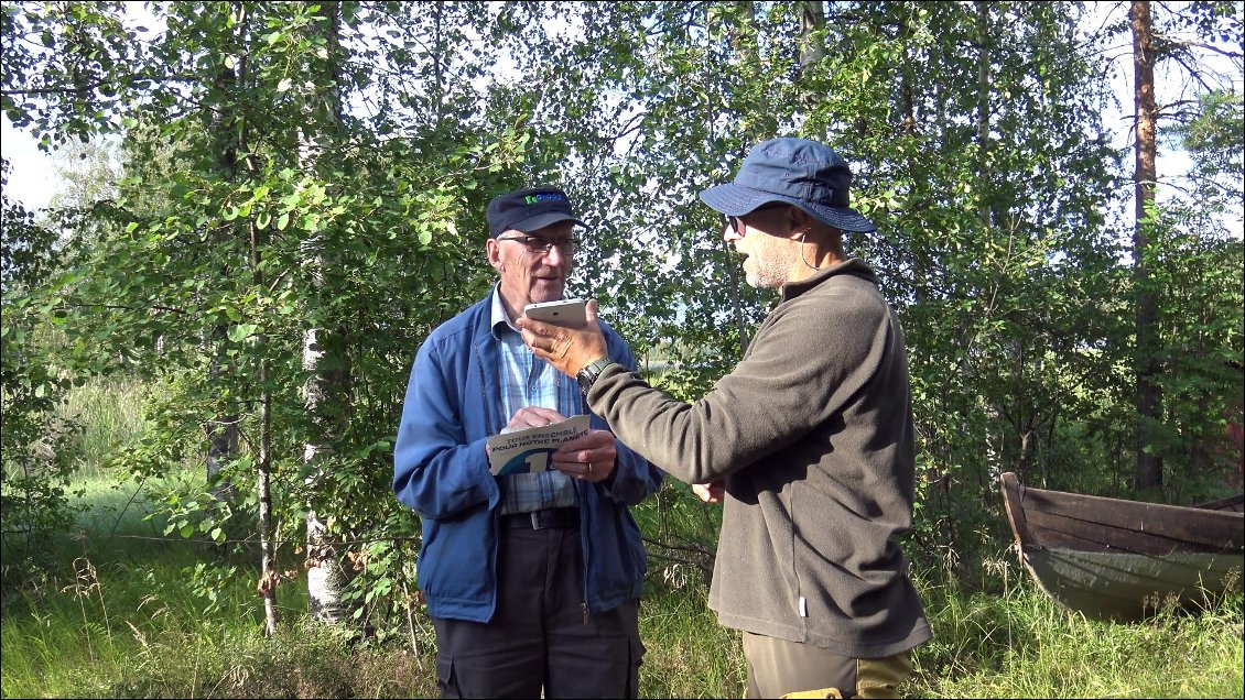 Installés au bord de l'eau, un Finlandais qui habite la ferme à coté et qui nous a vu passer sur la route devant sa maison viens nous rejoindre pour un dialogue incertain. Il nous souhaite la bienvenue et déclame au traducteur : "C'est bon d’accueillir des voyageurs "