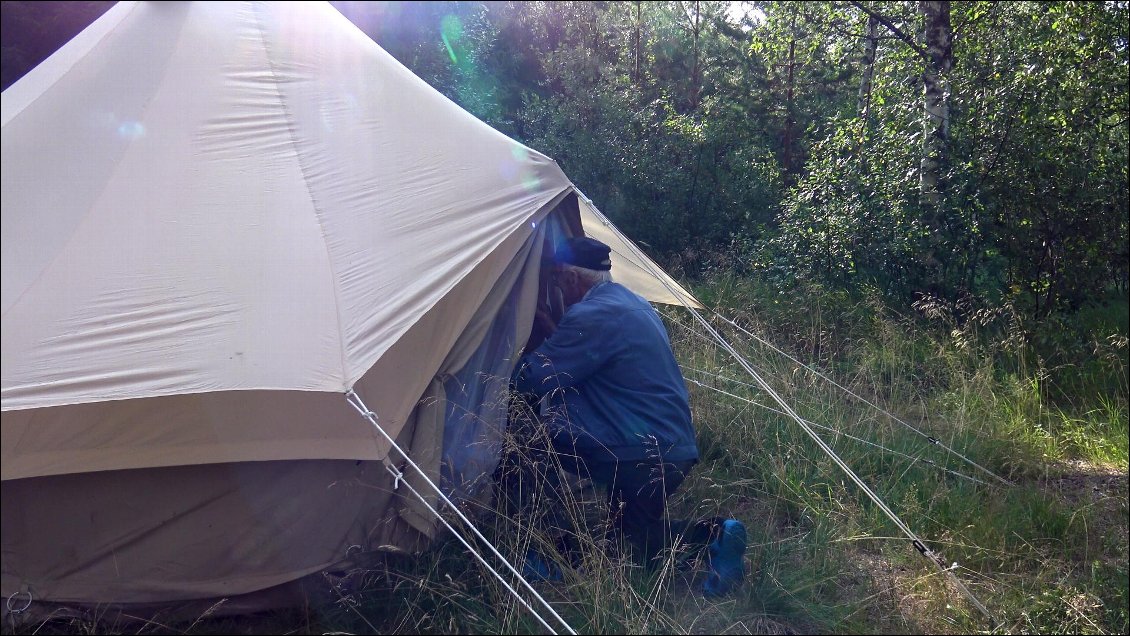 Je savais bien que sa curiosité était profonde. Aucun finlandais ne s'est jamais permis de vouloir s'incruster dans l'intimité de notre tente, en général ils nous parlent en restant à distance des portes.