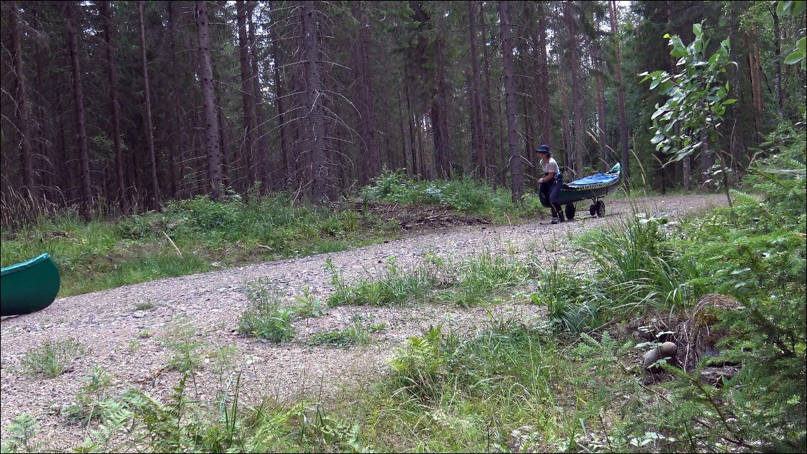 Tu auras tiré ton canoë toute seule durant tout le portage. La fierté n'as toujours rien a voir avec ça. Ce n'est qu'avoir le courage de ses idées.
C'est en passant devant une station service que nous avons fêté la fin du portage en s'offrant deux énormes crèmes glacées, englouties trop vite !