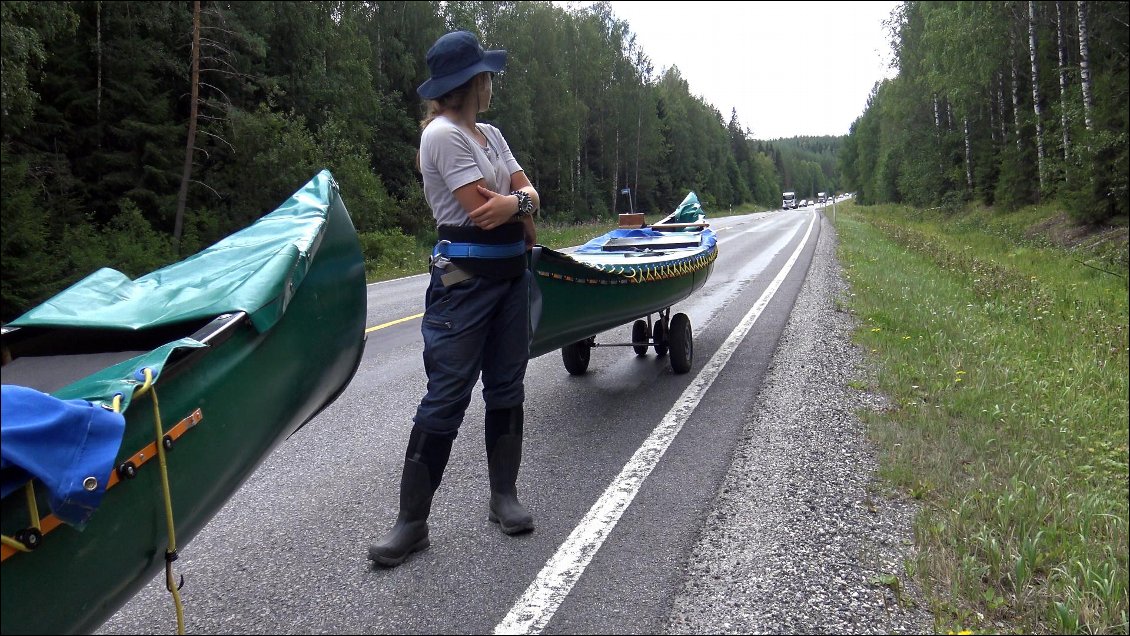 Nous avons 8 kilomètres à accomplir sur cette route et nous comprenons que ça va être l'enfer dioxine. Apres cette vague de véhicules, la prochaine défilera de notre coté 3 minutes après.