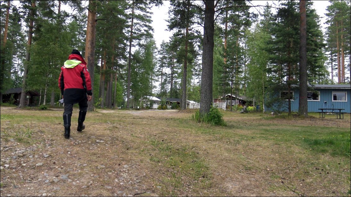 Nous arrivons au camping qui est toujours si tranquille qu'il parait vide. Cela fait exactement 32 jours que nous avons déposé la moitié de notre nourriture ici.