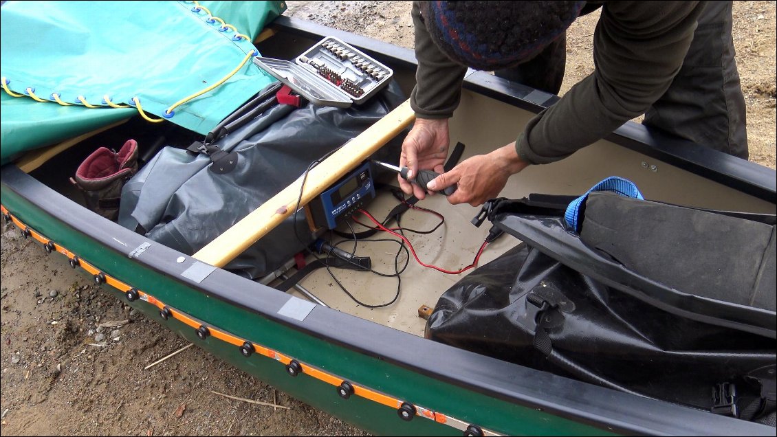 Je démonte tout le système électrique parce que Israfil décide de nous acheter le moteur, la batterie et le contrôleur de charge solaire ! Il me dit clairement qu'il va les utiliser pour ses barques mais qu'il le fait aussi pour nous soutenir dans notre manière de voyager.