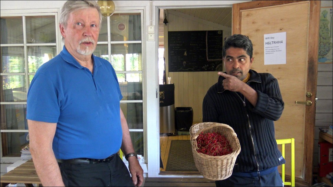 Israfil nous présente Pentti, son voisin retraité qui habite juste de l'autre coté de la route en face du camping, il ramène régulièrement des fruits de son jardin pour les offrir à Israfil, qui les partage à son tour avec nous.