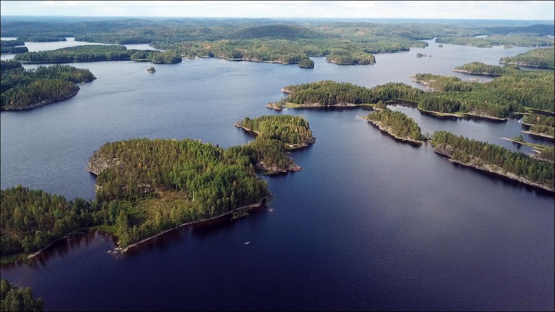 La région est truffée d’îles et d’îlots et les phoques d'eau douce qui y vivent sont protégés et très respectés des finlandais.