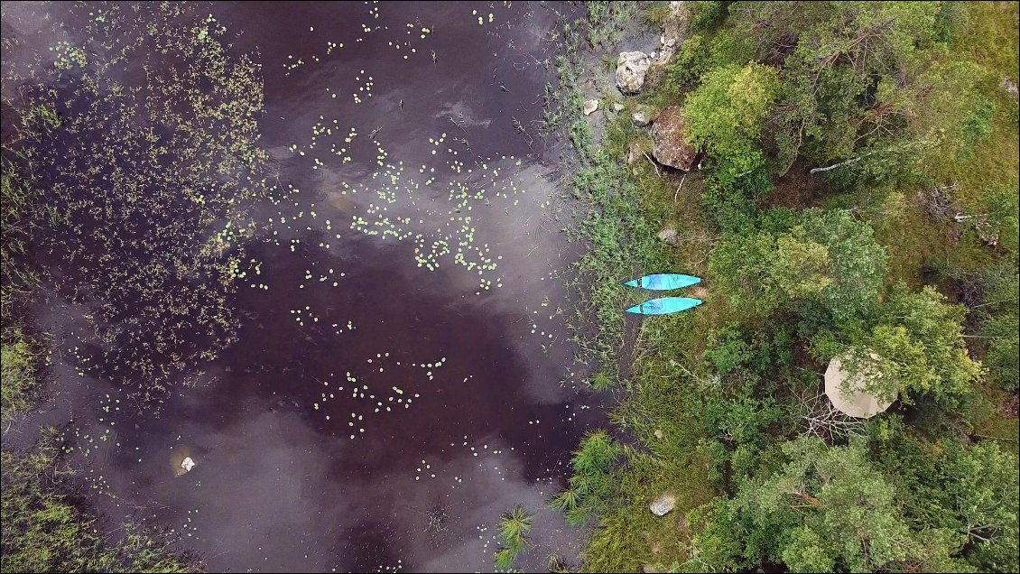 Nous trouvons bivouac à 7 km du camping et l'endroit dispose d'un calme qui est le luxe de cet endroit. Les 2 Jours passés au camping nous ont fait subir le bruit des autres et nous n'en n'avons pas l'habitude !