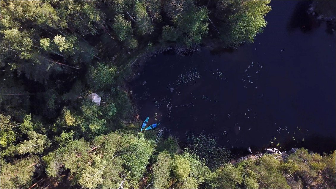 Le crash du drone qui a eu lieu quelques heures auparavant nous replonge dans l'exigence nécessaire à voyager tout en réalisant des images. Plutôt que de vérifier la position du drone qui filmait, nous étions en train de discuter au sujet du bivouac ! Notre tempérament est aussi vagabond.