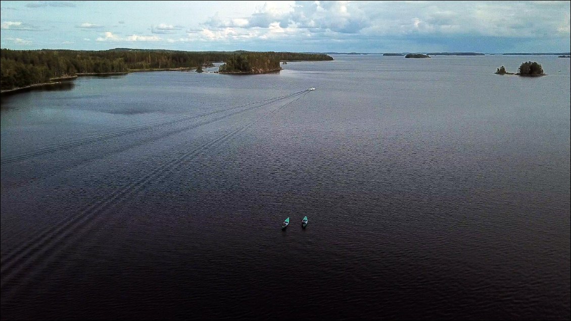 Le bateau à moteur qui nous dépasse va parcourir en quelques minutes une distance qui va nous nécessiter encore quelques heures de méditation pour l'accomplir.