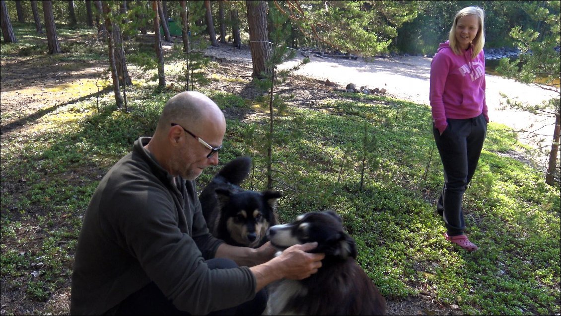 A ce moment, j'ose croire que leurs maîtres puissent êtres jaloux de la complicité éphémère qui s'instaure entre leurs chiens, et mon ego de vouloir convaincre les canidés à l'aide de caresses abusées !
