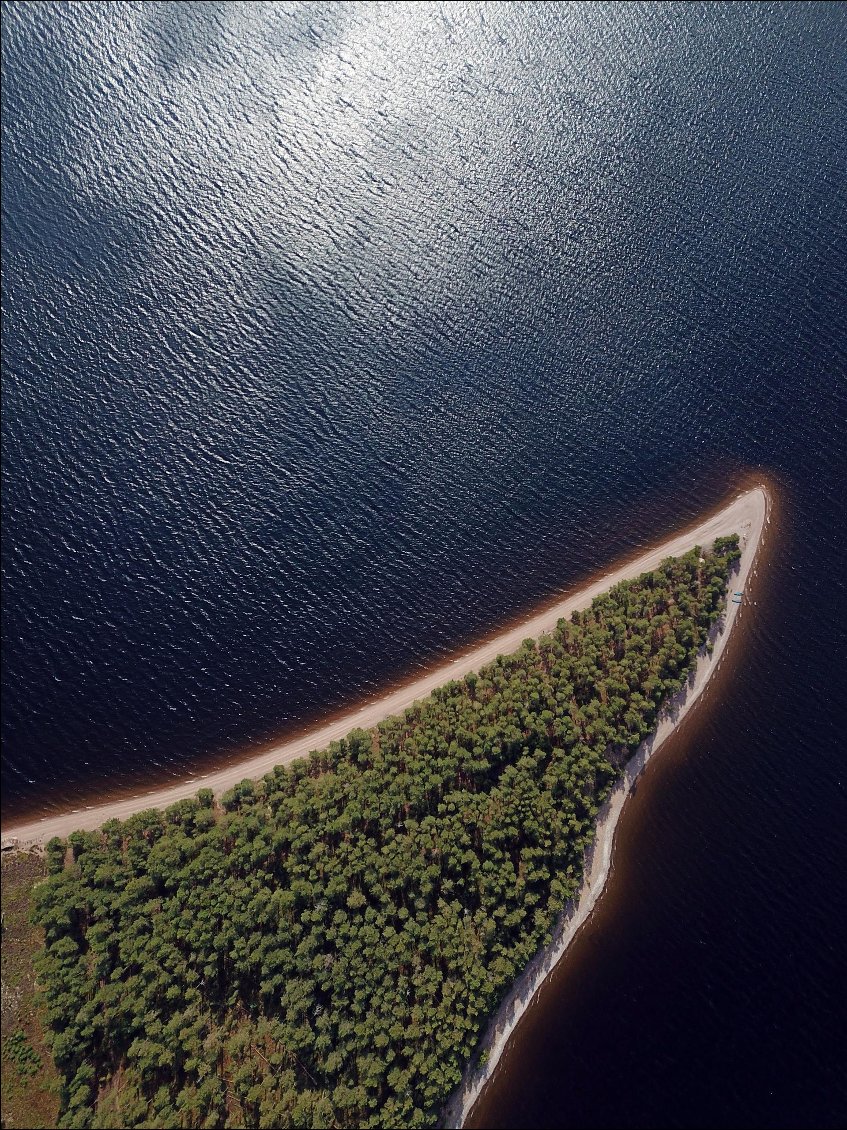 Nous sommes au milieu du Saimaa et il n'y a personne d'autre que nous, bien que les coins feux soient nombreux tout le long des plages.