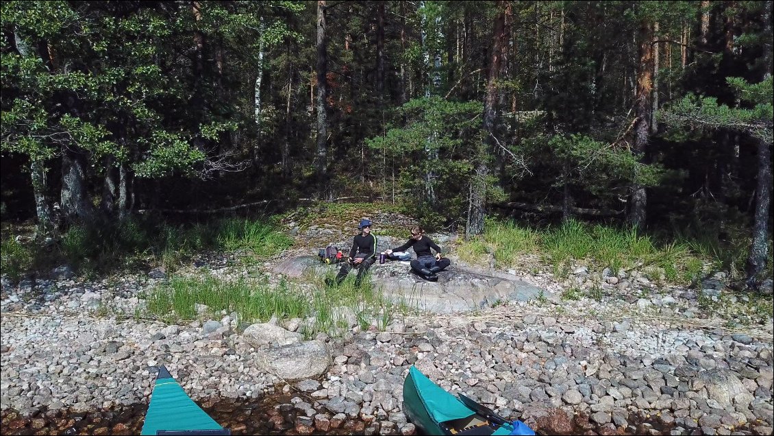 Meme si cela dure plus d'une heure, être seuls sur un îlot au milieu d'un si grand lac, c'est un voyage en soi.