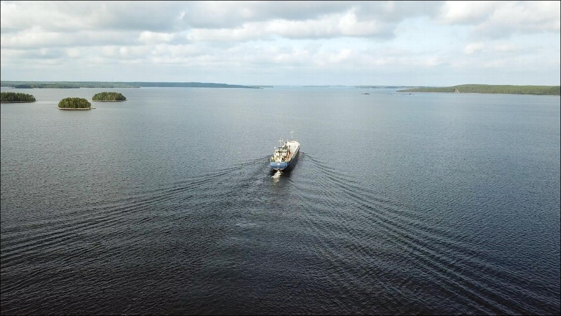 Un gros bateau passe et fige notre attention, incapables de savoir s'il nous a repéré, ou pas.