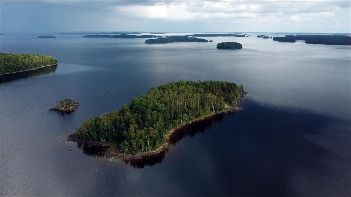 Le Saimaa nous envoûte doucement de sa démesure et de ses bivouacs de rêves.