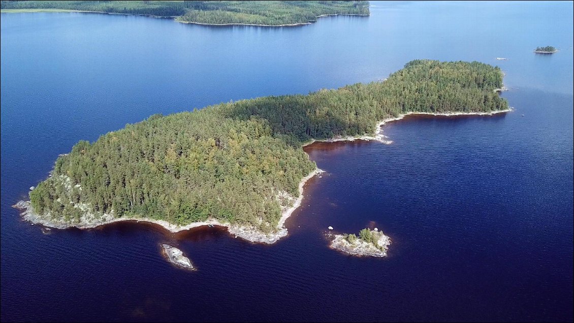 On se contenterait bien d'une telle île pour oublier tout le reste, mais l’énergie de ta jeunesse suffit à légitimer la nécessité de te laisser vivre.