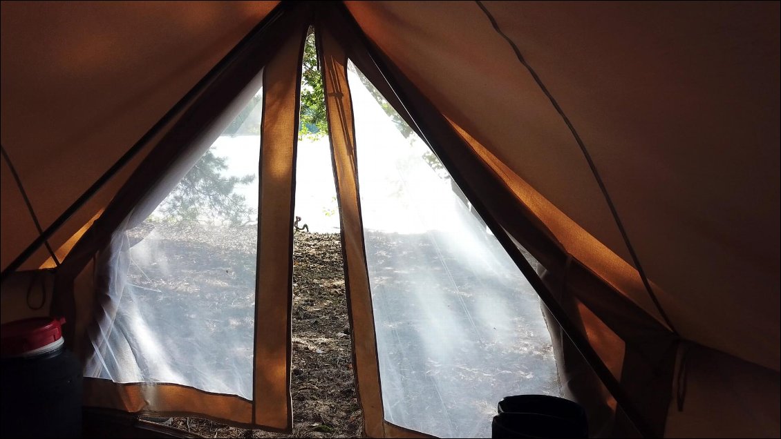 La tente est comme une maison qui conviens à notre sentiment de se sentir protégés à l'abri.