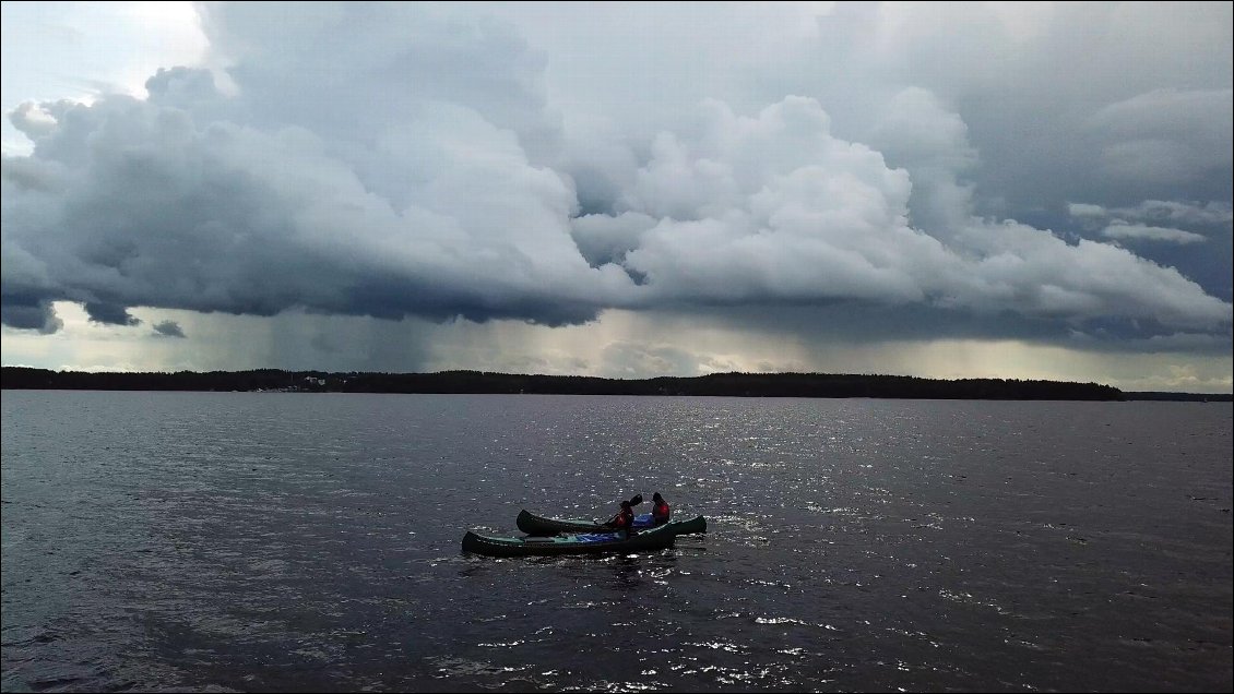 C'est parti pour la plus longue navigation de ce voyage, la matinée se déroule à esquiver les orages qui se succèdent.