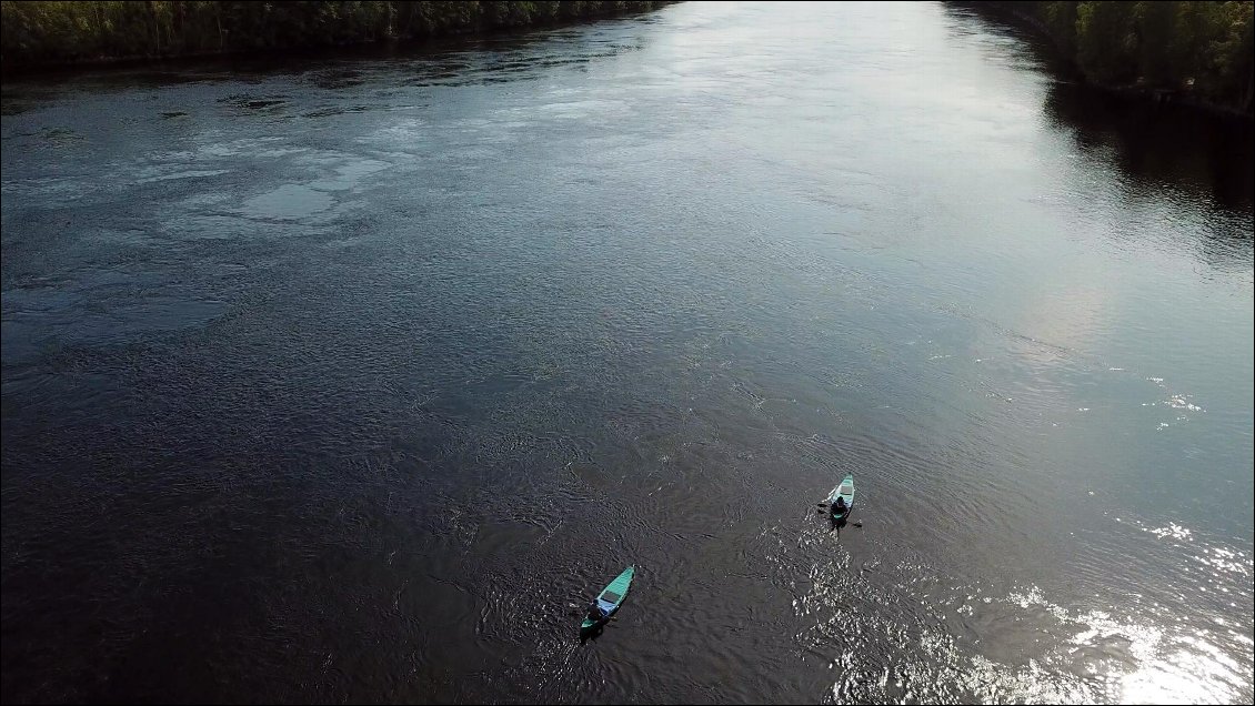 Nous accostons 800 mètres après notre entrée dans la rivière, cependant il nous faudra plus de trois heures pour rejoindre le centre ville à pieds et revenir aux canoës.