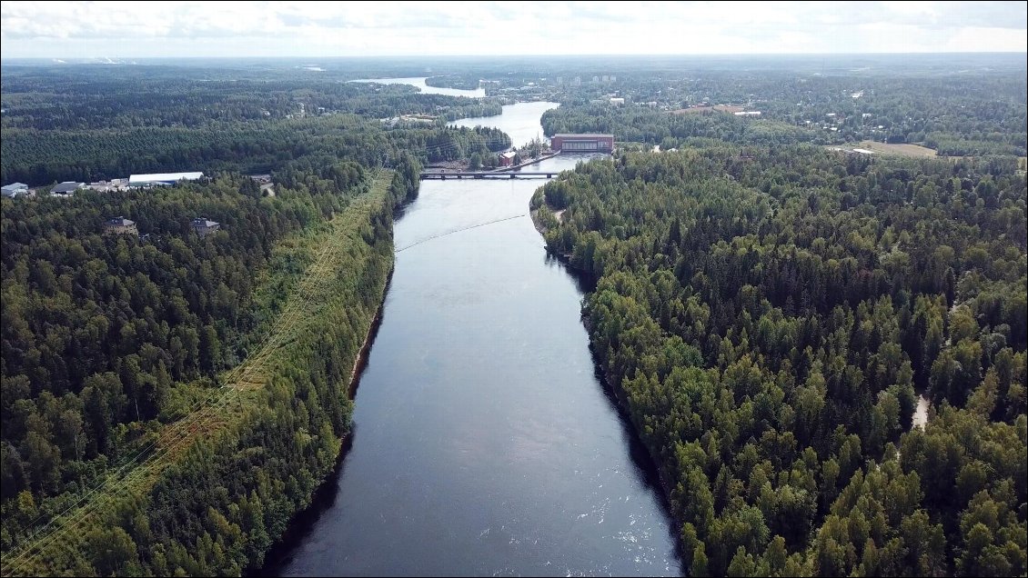 Un barrage empêche la progression de toutes les embarcations. Au loin c'est la Russie qui collecte l'eau douce que le gouvernement Finlandais s'est engagé à lui mettre à disposition contre de l'argent, évidemment !