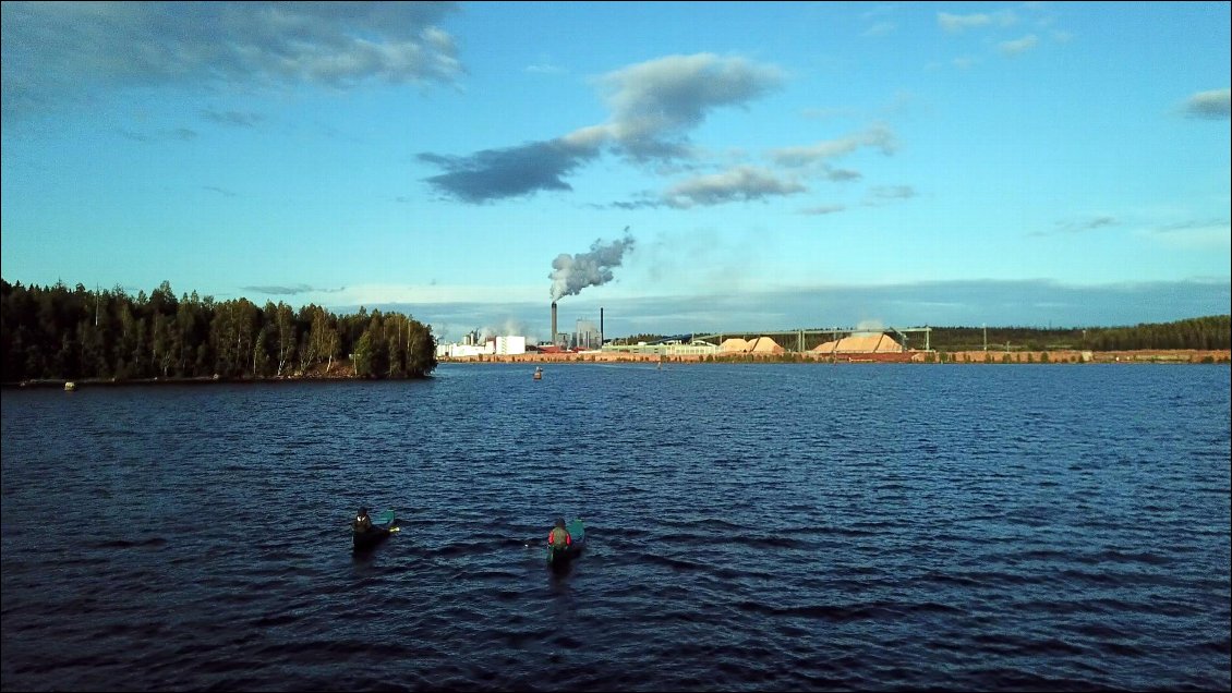 Notre trajet passe devant la plus grande usine d'Europe de traitement du bois.