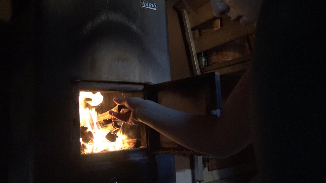 Nous avons déjà testé plusieurs sauna mais celui la reste le plus brutal jamais pratiqué. L'air y circule d'une manière qui ne permet pas de ressentir son renouvellement, et trop vite, c'est la sensation de cuir qui nous oblige à faire des pauses à l’extérieur ou sous la douche adjacente.