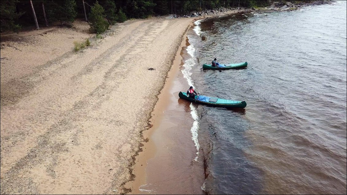 Nous accostons à l'envers pour ne pas subir le chahut des vagues et pouvoir poser pieds sans remplir nos bottes de flotte.