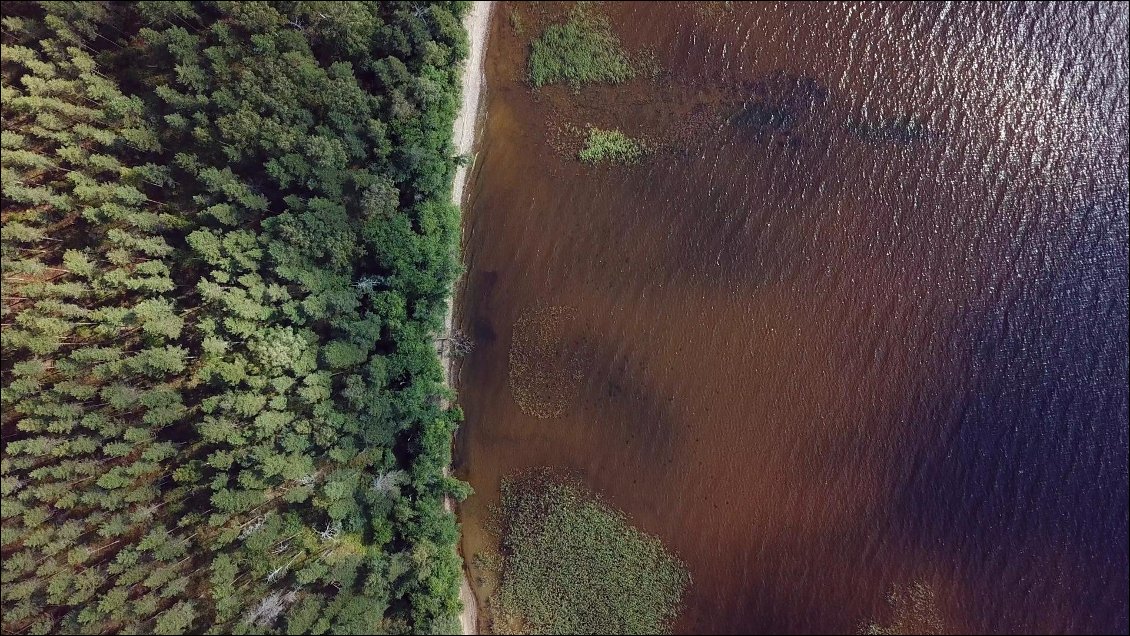 Le drone longe la cote et nous laisse entrevoir une vision idyllique.